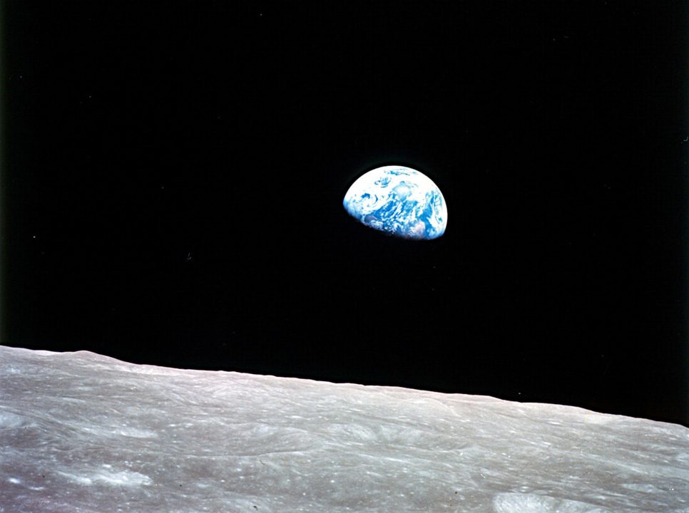 アポロ8号ミッション中の1968年に宇宙飛行士ウィリアム・アンダースが撮影した地球の写真